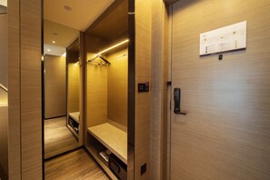 Duntäcken, skrivbord, mörkläggningsgardiner och ljudisolering