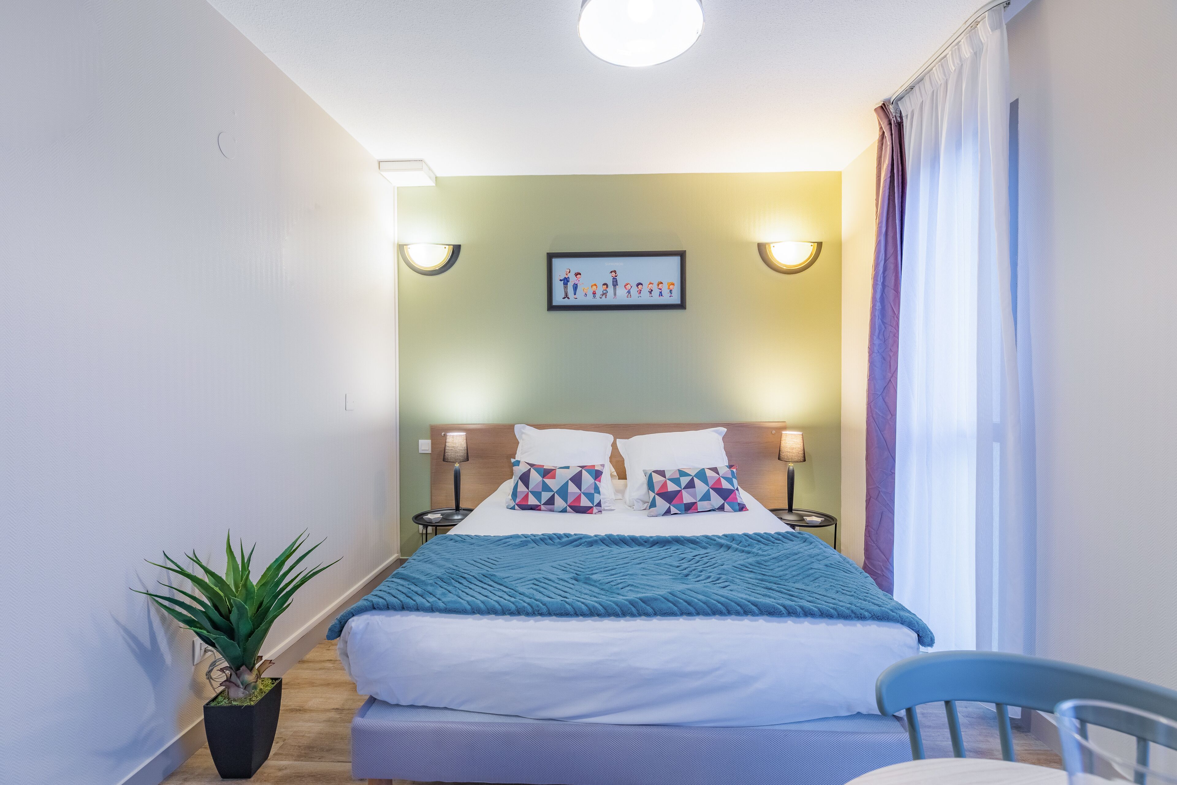 Escritorio, tabla de planchar con plancha, wifi gratis y ropa de cama 