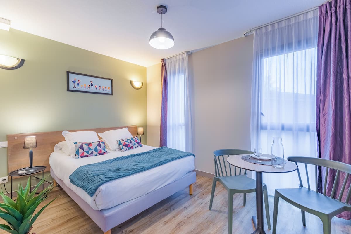 Escritorio, tabla de planchar con plancha, wifi gratis y ropa de cama