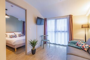 Escritorio, tabla de planchar con plancha, wifi gratis y ropa de cama