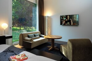 Quarto júnior | Frigobar, cofres nos quartos, individualmente mobiliados, escrivaninha