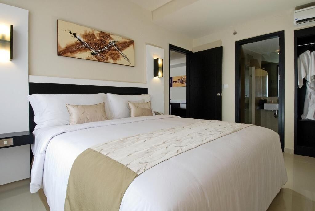 Premium bedding, pillowtop beds, minibar, in-room safe