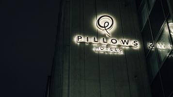 Un immeuble sur lequel on peut lire l’inscription « Pillows Hotels ».