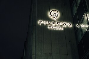 En bygning med et skilt, der siger "Pillows Hotels".