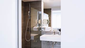 Een douche, een regendouche, gratis toiletartikelen, een haardroger