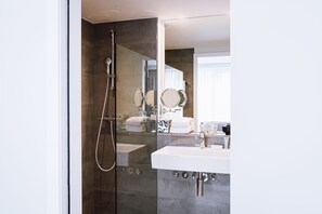 Sturta, regnsturtuhaus, snyrtivörur án endurgjalds, hárblásari