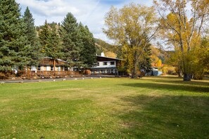 المنطقة المحيطة بالمنشأة