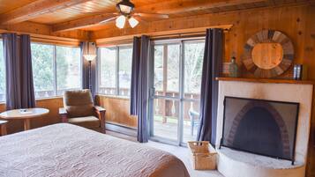 Chambre Romantique, 1 trĂšs grand lit, balcon, vue montagne (No Pets)