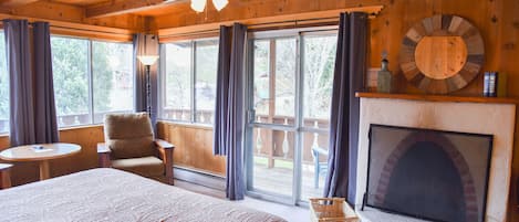 Habitación romántica, 1 cama King size, balcón, vista a la montaña (No Pets) | Ropa de cama de alta calidad, wifi gratis y ropa de cama