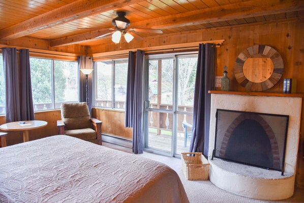 Romantic Room, 1 King Bed, Balcony, Mountain View / Upper Floor (No Pets) | Premium bedding, free WiFi, bed sheets - Alpine Lodge (Red River)