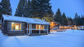 住宿正面 (夜晚)
