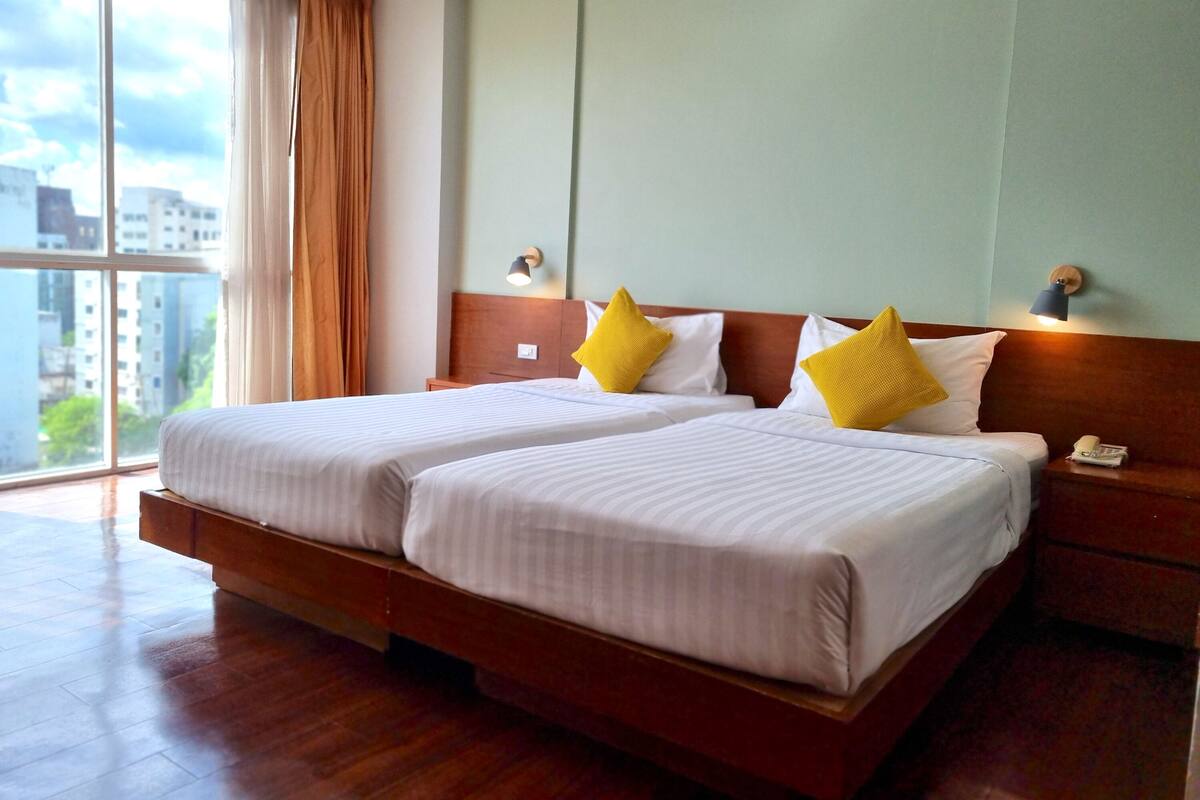 Deluxe Twin Room | 1 bedroom, in-room safe, desk, blackout drapes