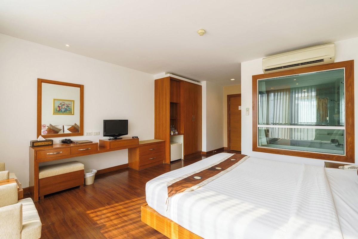 1 bedroom, in-room safe, desk, blackout drapes