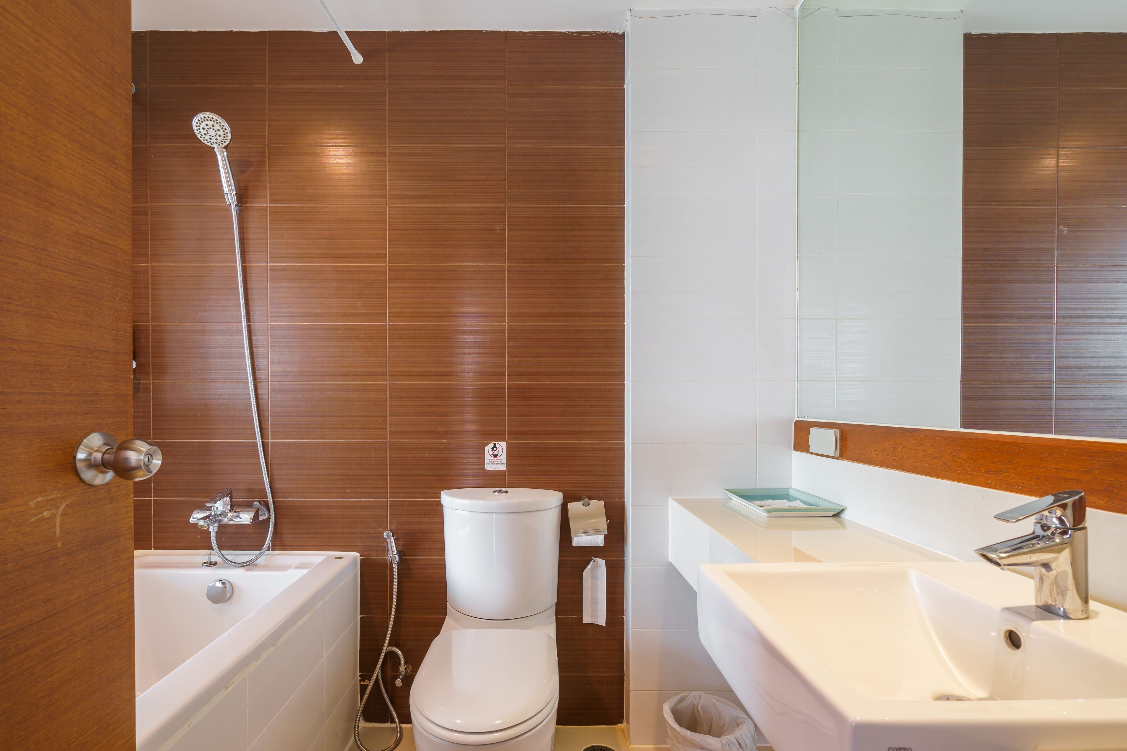 Un baño con bañera, inodoro y lavabo.