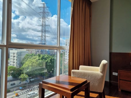 1 habitación, caja de seguridad en la habitación y escritorio