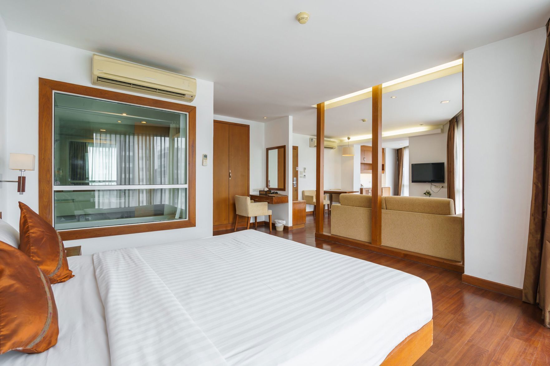 1 bedroom, in-room safe, desk, blackout curtains