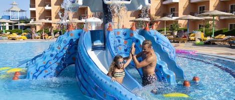 4 piscines extérieures, parasols, chaises longues
