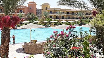 4 outdoor pools, pool umbrellas, sun loungers