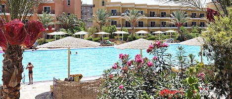 4 outdoor pools, pool umbrellas, pool loungers