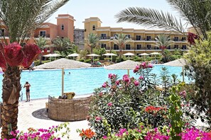 4 outdoor pools, pool umbrellas, sun loungers