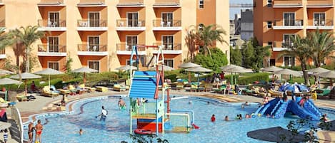 4 outdoor pools, pool umbrellas, pool loungers