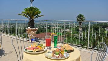 Free daily continental breakfast