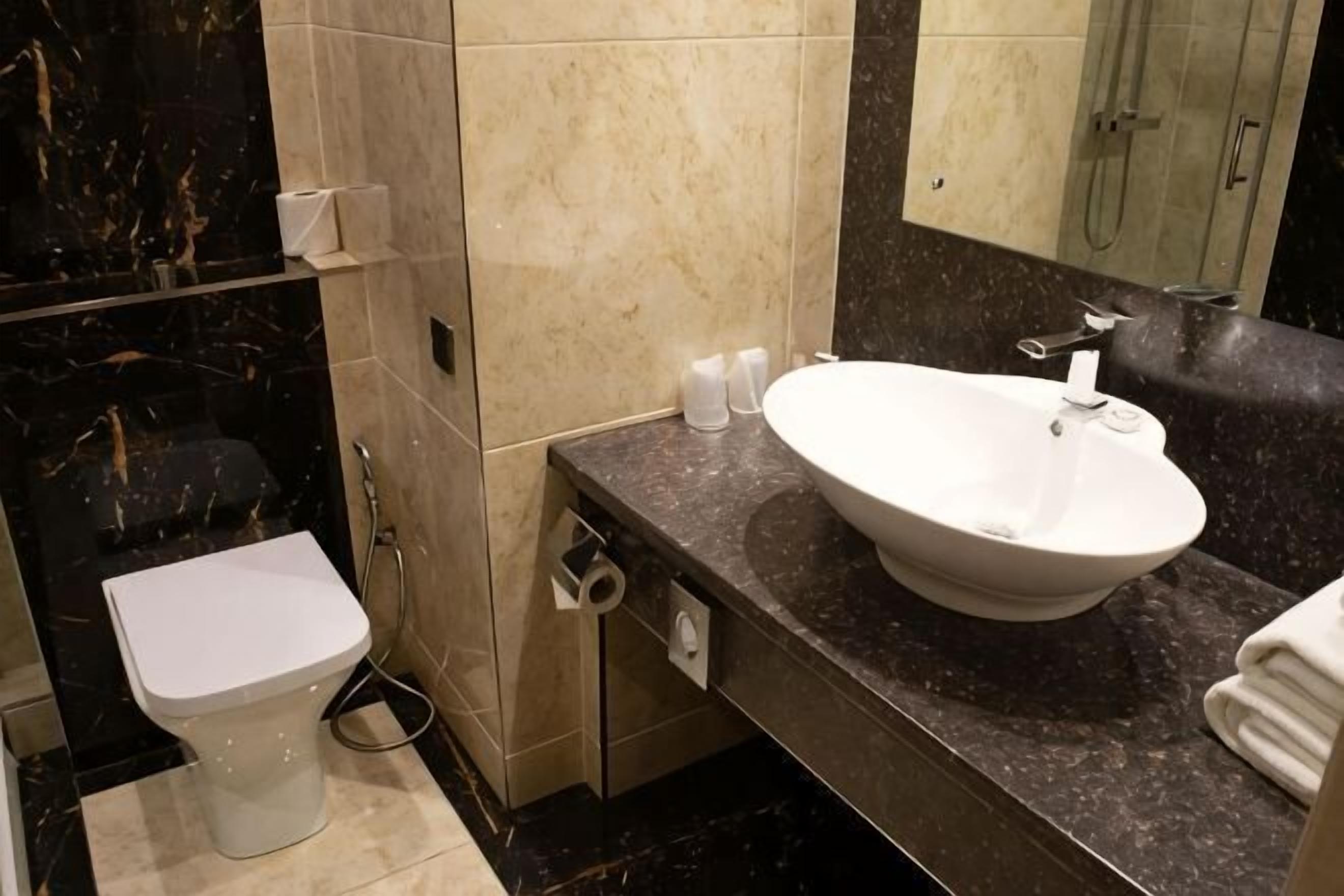 Salle de bain | Douche, articles de toilette (gratuits), séchoir à cheveux