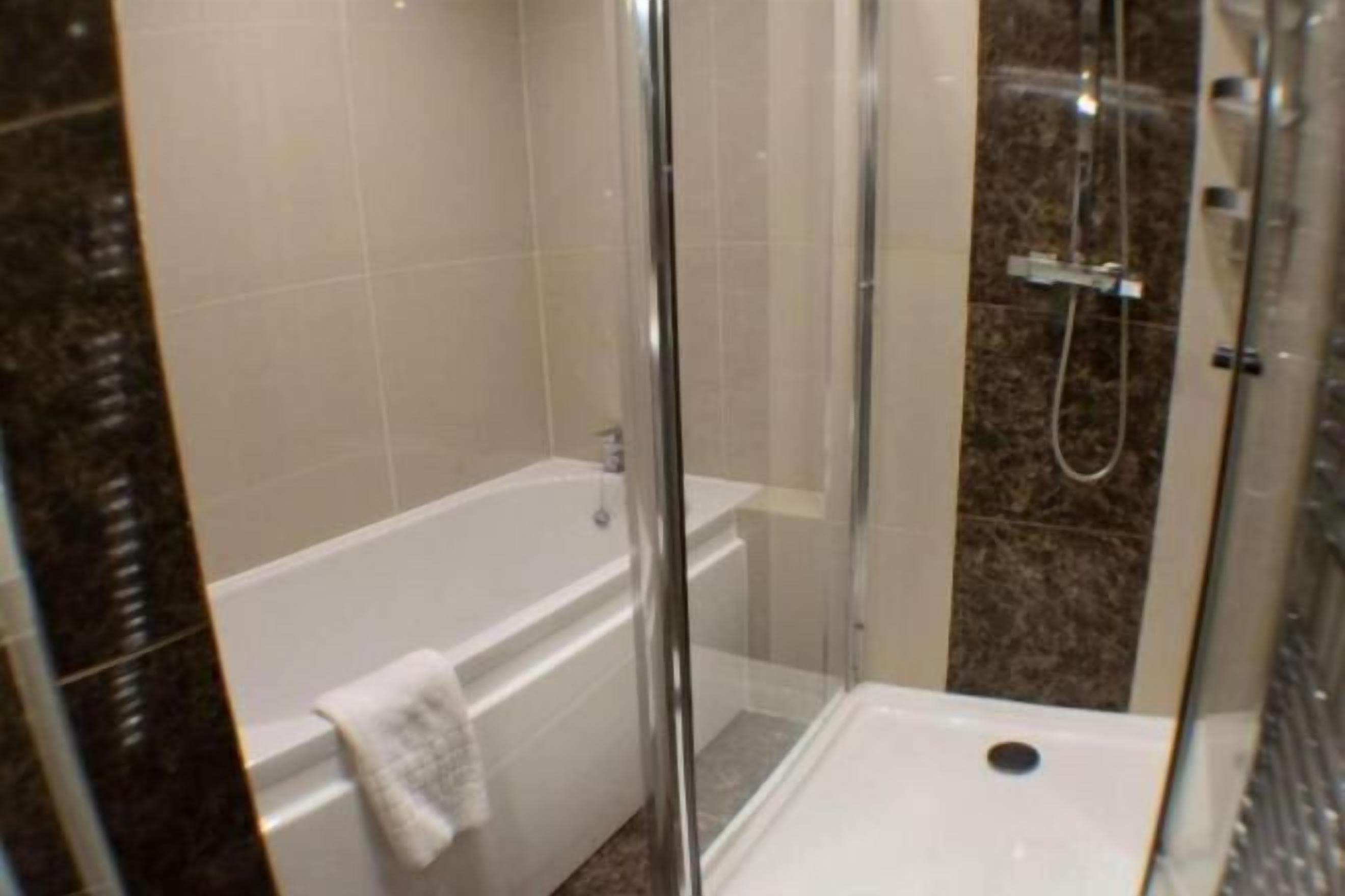 Douche, articles de toilette gratuits, sèche-cheveux