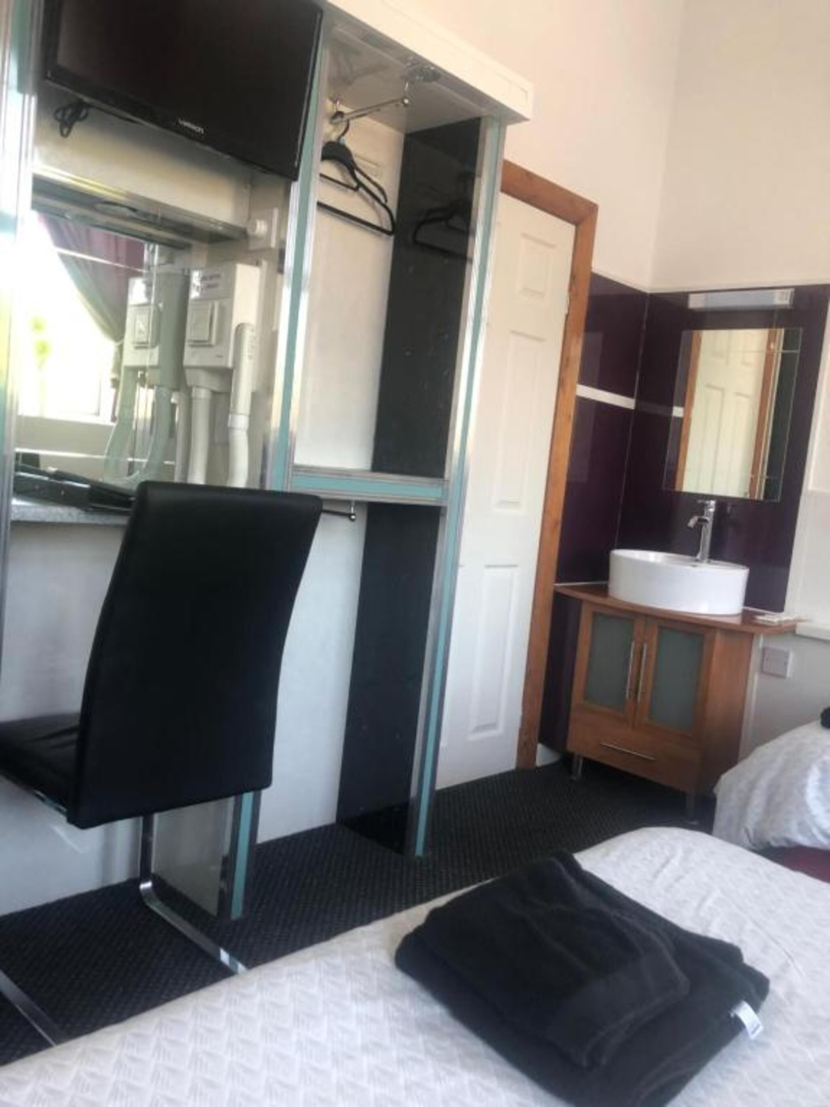 Photo - OYO The Bentleys Hotel