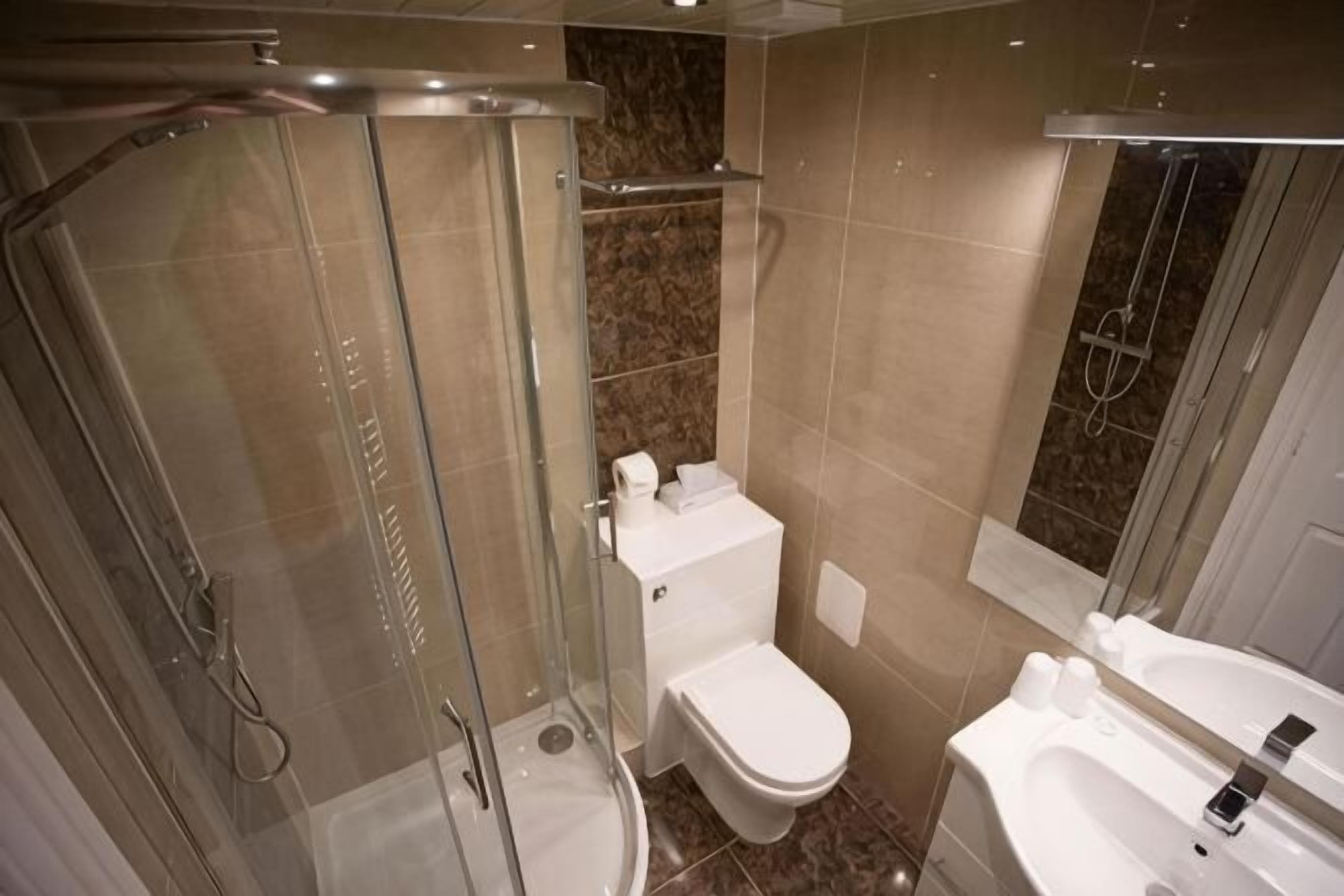 Salle de bain | Douche, articles de toilette (gratuits), séchoir à cheveux