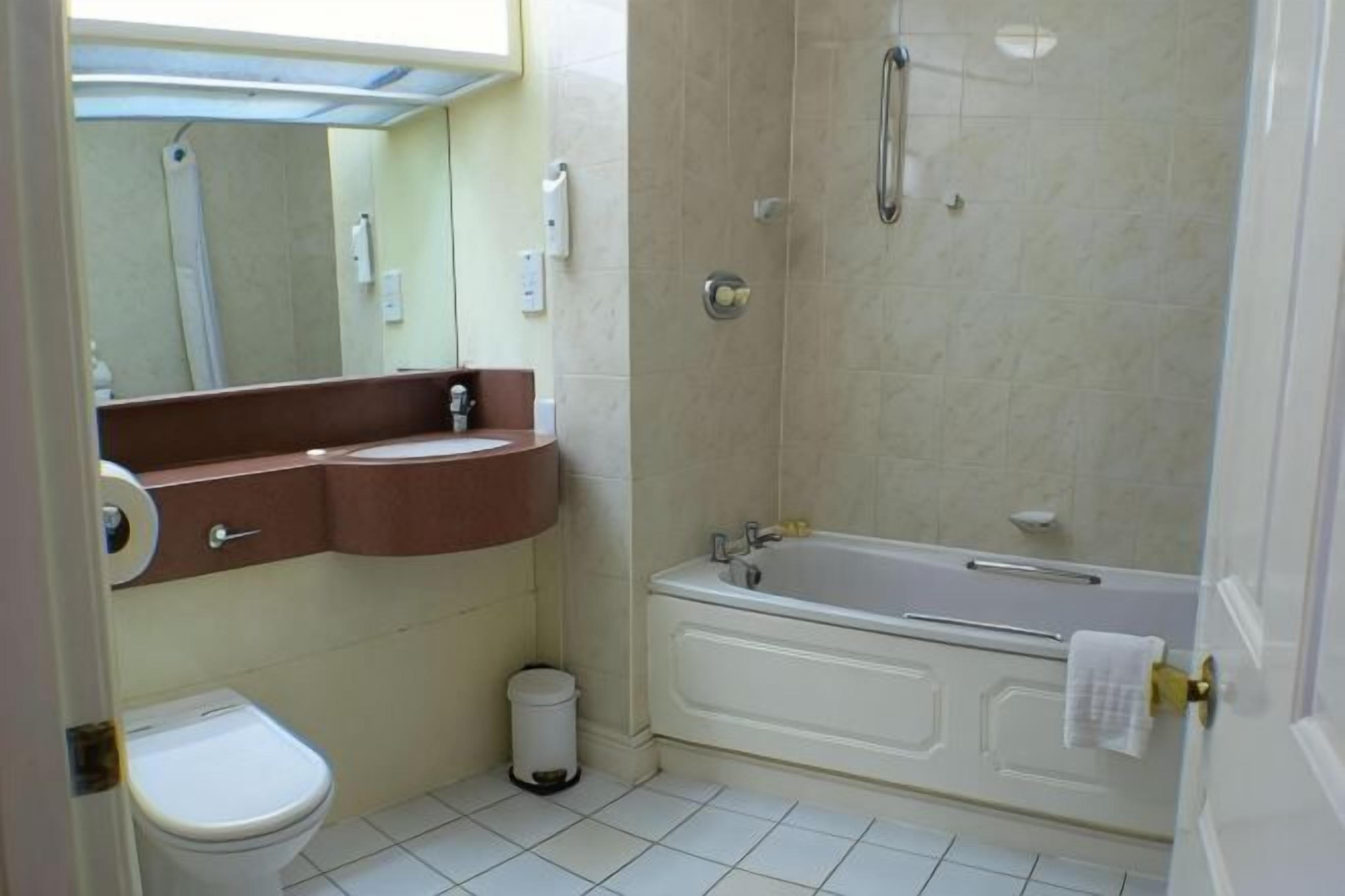 Salle de bain | Douche, articles de toilette (gratuits), séchoir à cheveux