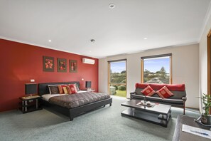 Habitación doble Deluxe, 1 cama King size | Minibar, decoración personalizada y muebles diferentes