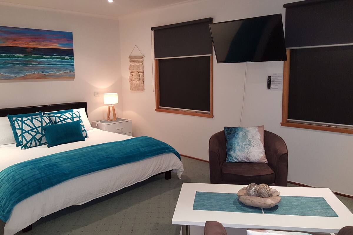 Habitación doble, 1 cama King size, baño en la habitación | Minibar, decoración personalizada y muebles diferentes
