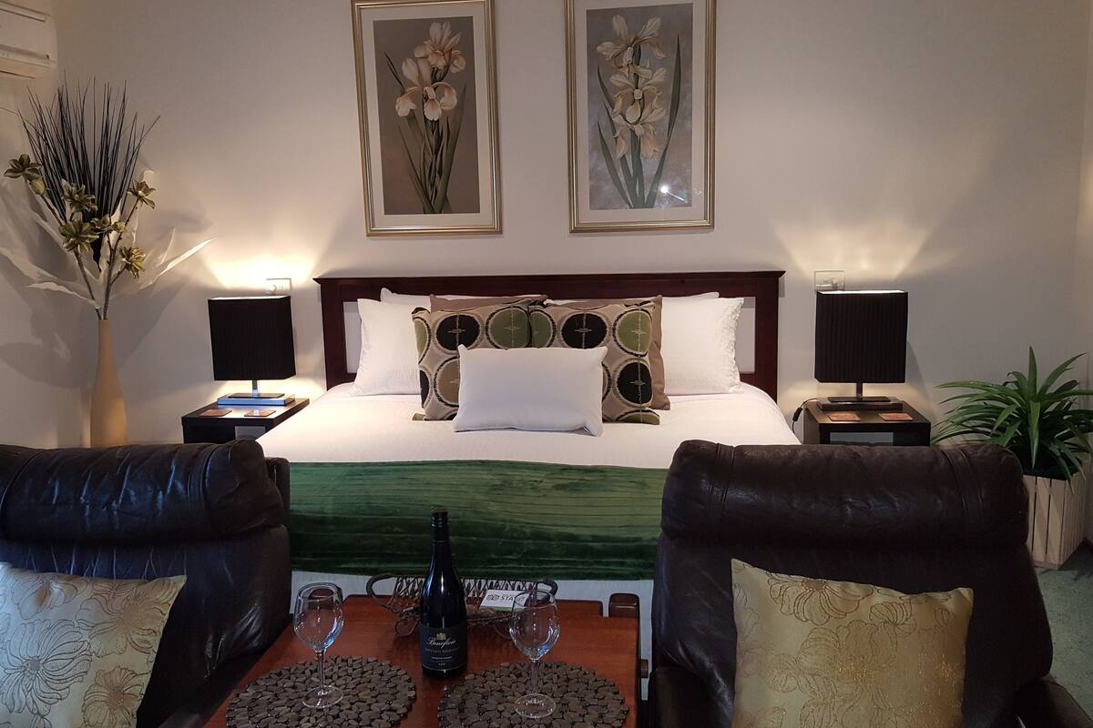 Habitación doble, 1 cama King size, baño privado | Minibar, decoración personalizada y muebles diferentes