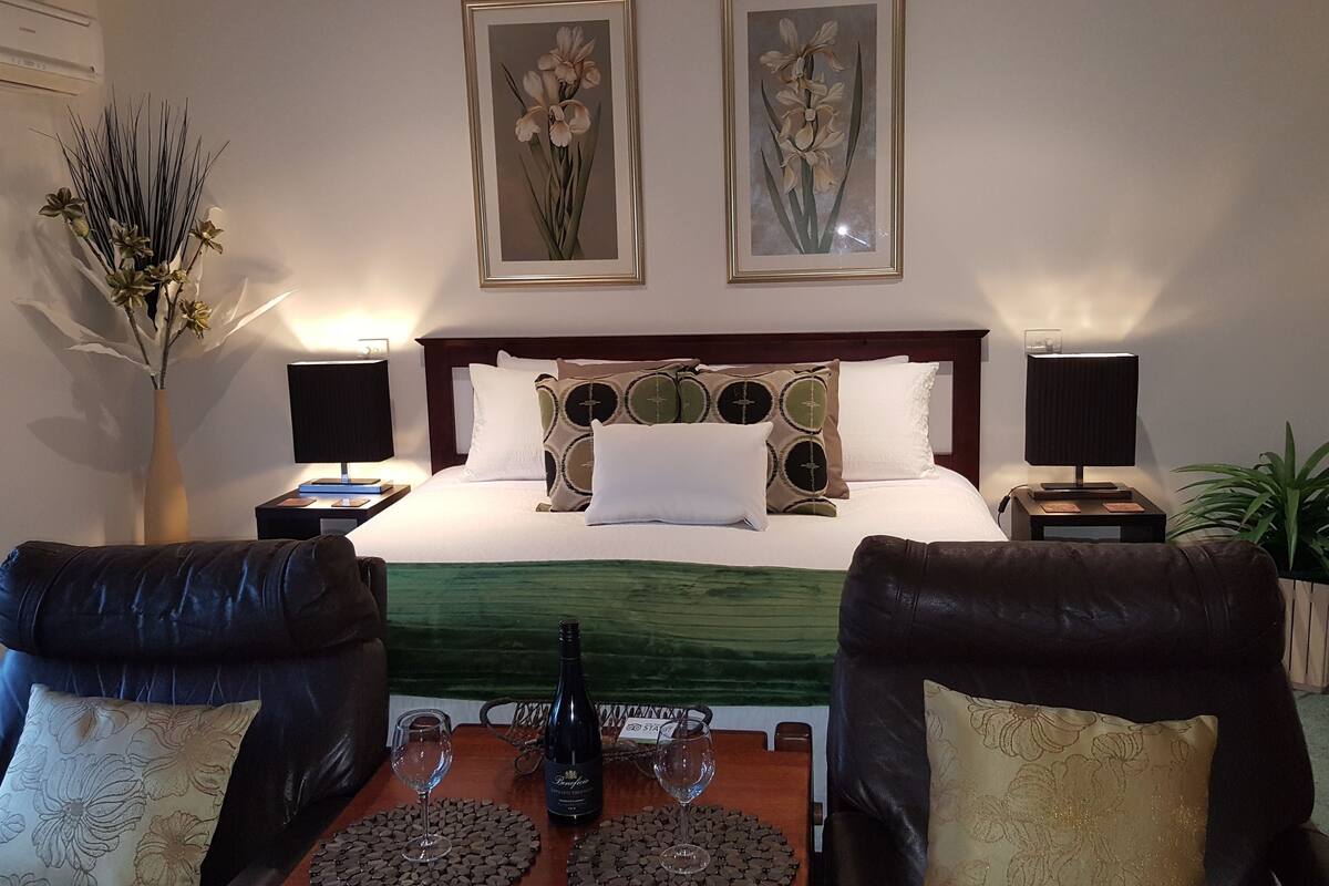 Habitación doble, 1 cama King size, baño privado | Minibar, decoración personalizada y muebles diferentes