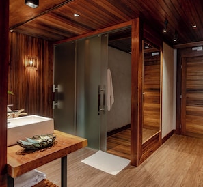 Premium Suite | Premium bedding, individually decorated, desk, laptop workspace