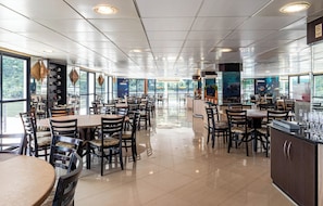 S'hi serveixen esmorzars, dinars, sopars i plats de cuina brasilera