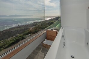 Suite | Baño | Bañera y ducha independientes, secador de pelo y toallas