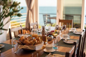Desayuno completo gratuito y diario