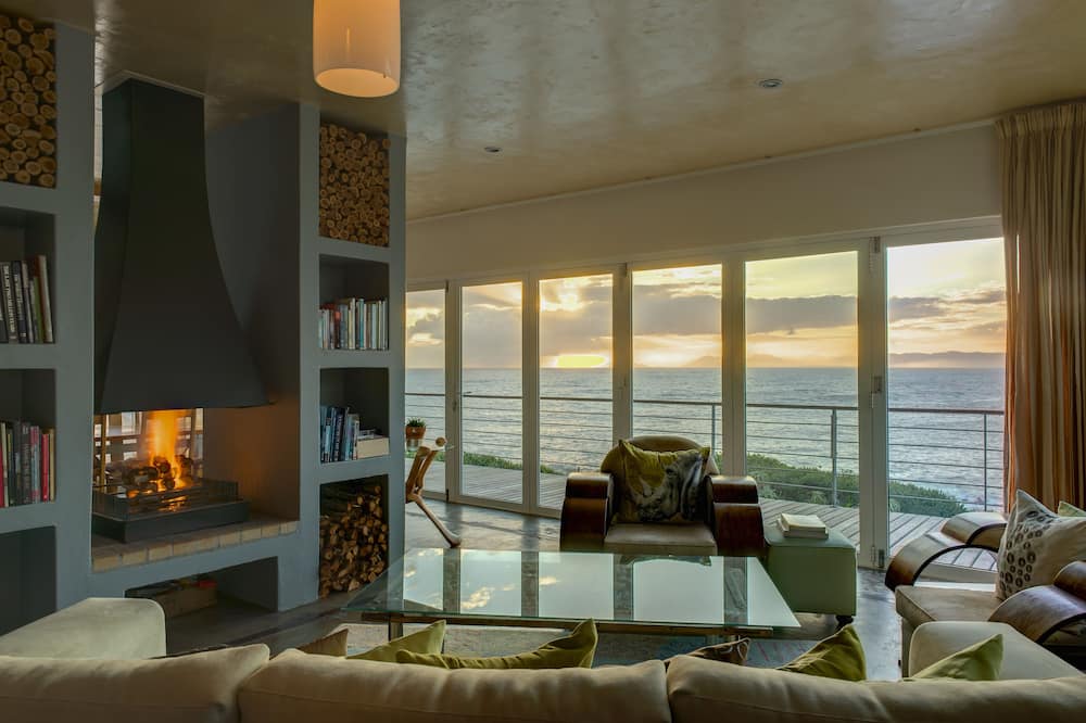 Whalesong Lodge