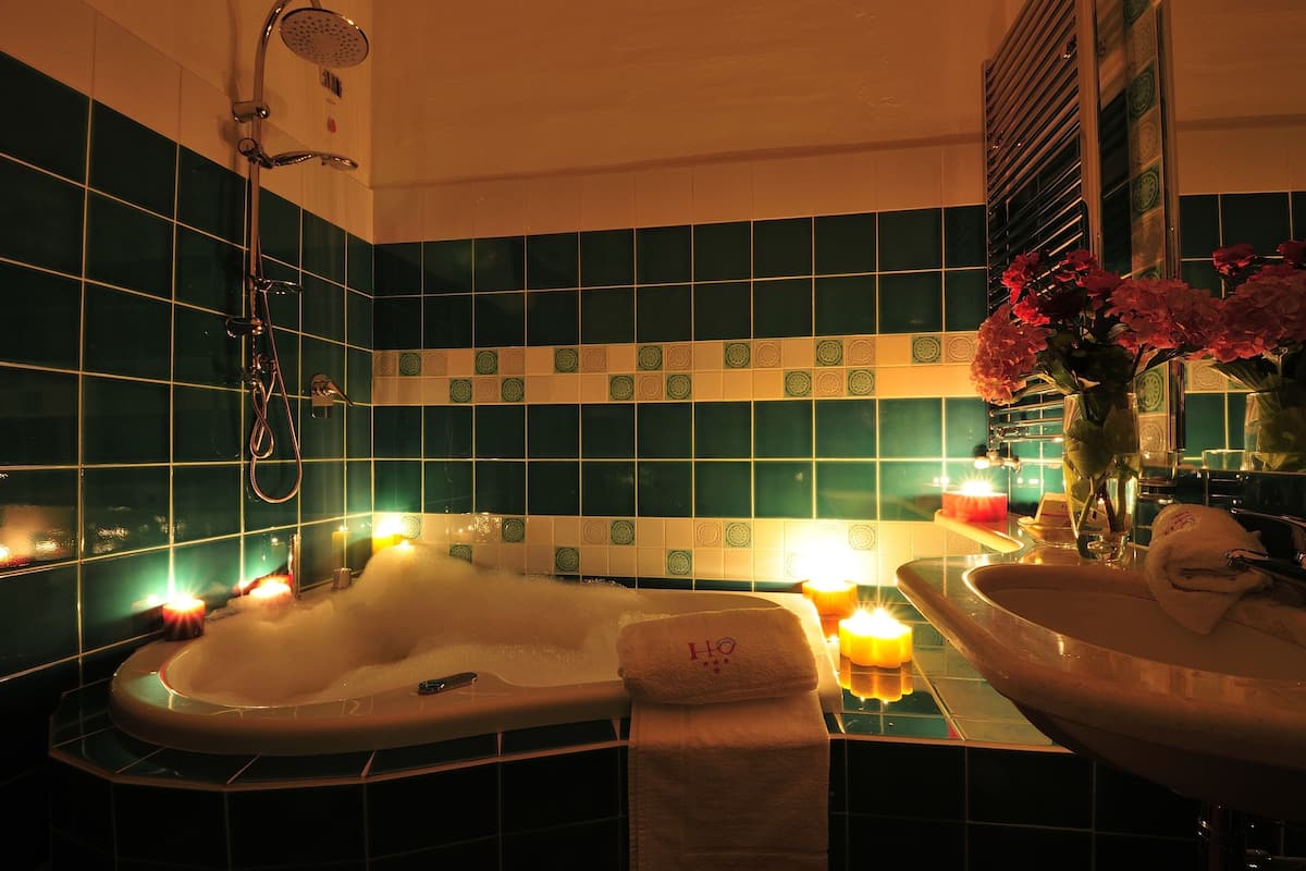 junior suite | deep-soaking bathtub