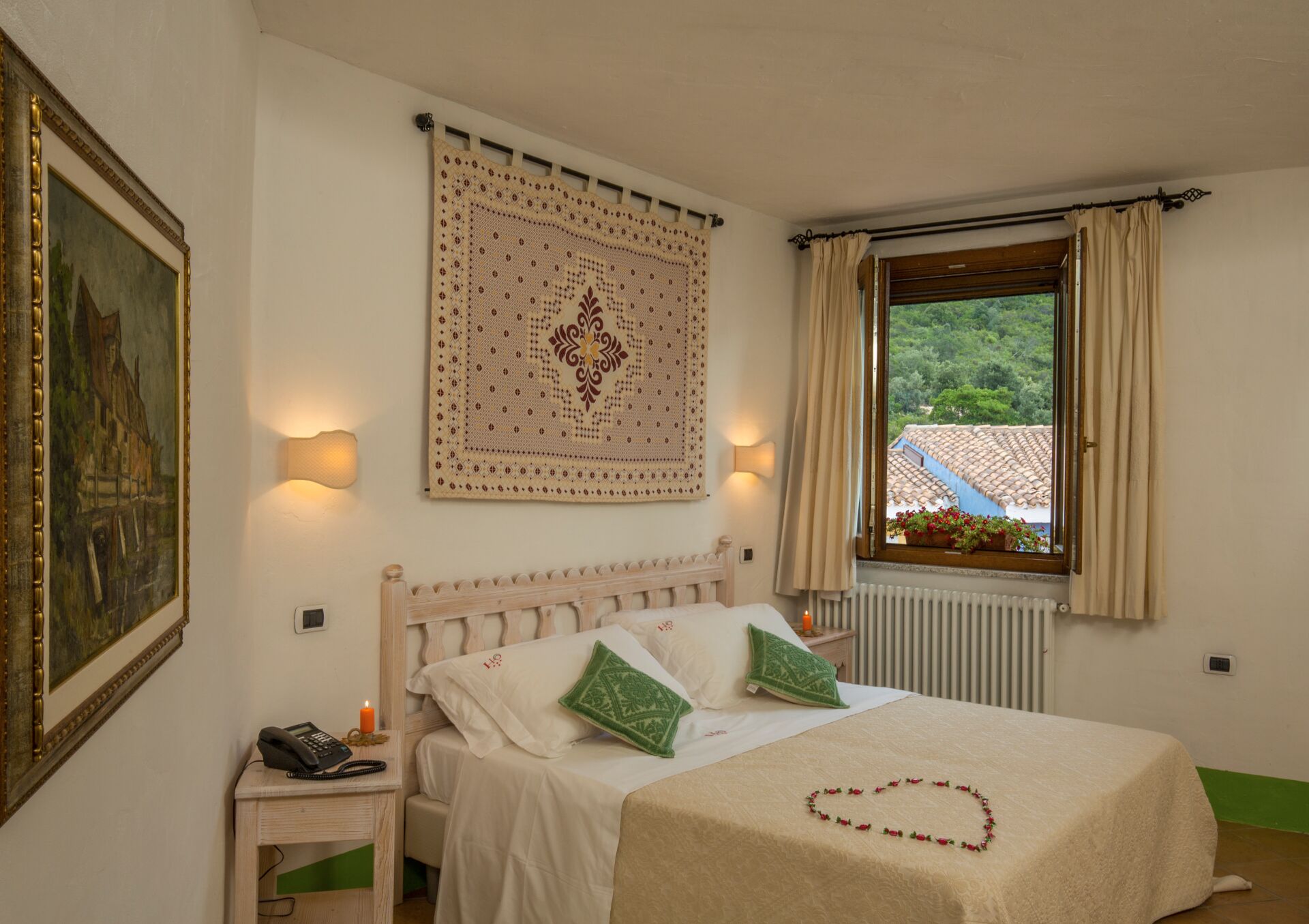 Ein ordentlich eingerichtetes Schlafzimmer mit Bett, Nachttischlampe und einem Fenster mit Vorhängen.