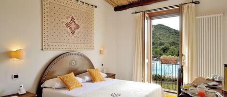 Junior-sviitti | Ylelliset vuodevaatteet, tallelokero huoneessa, työpöytä, pimennysverhot