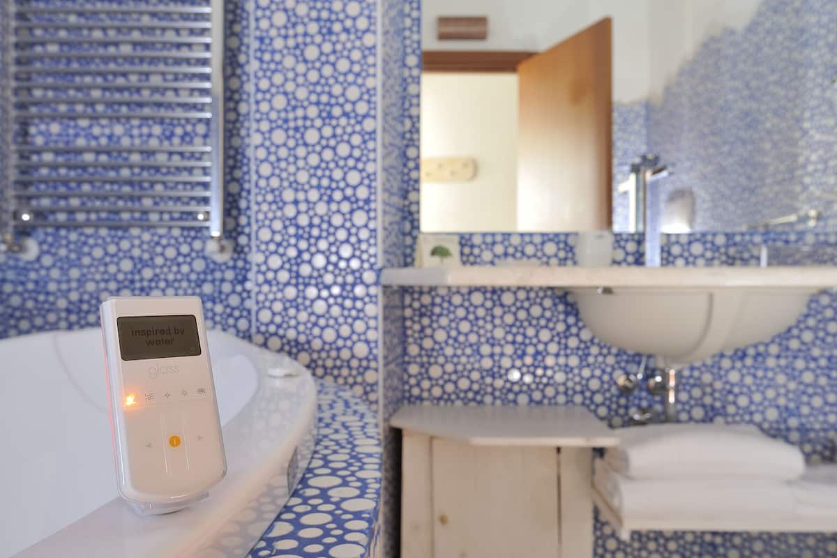 suite | bathroom | free toiletries, hair dryer, bidet, towels