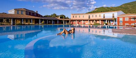 Piscine extérieure, parasols de plage, chaises longues