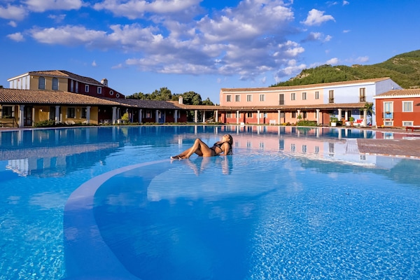 Piscine extérieure, parasols de plage, chaises longues