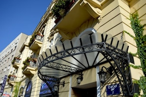 A building with a balcony with wrought iron railings and a blue sign indicating the address. - Belgrade City Hotel (Belgrade)