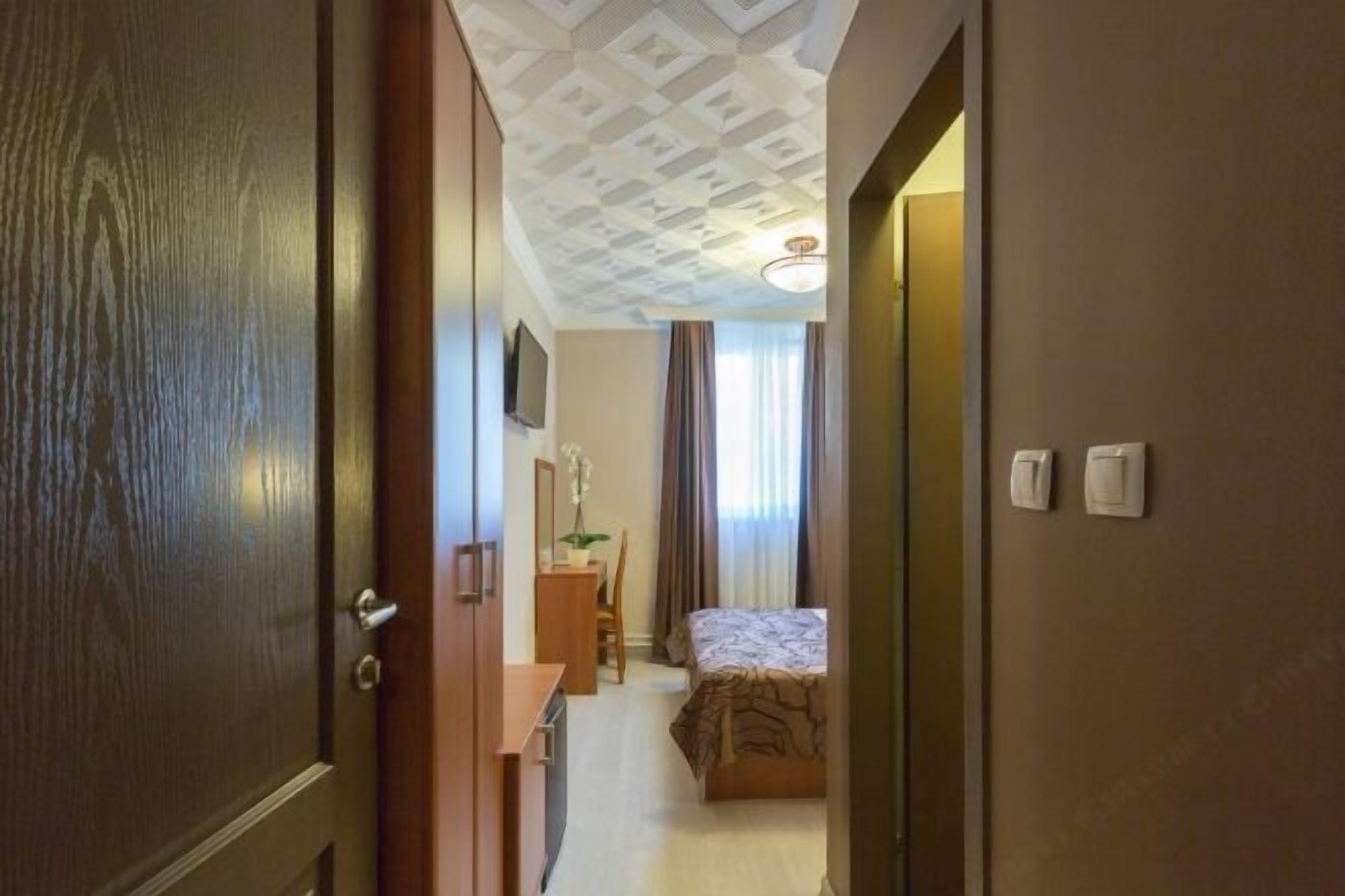 低刺激性寝具、ミニバー、セーフティボックス (室内)、デスク