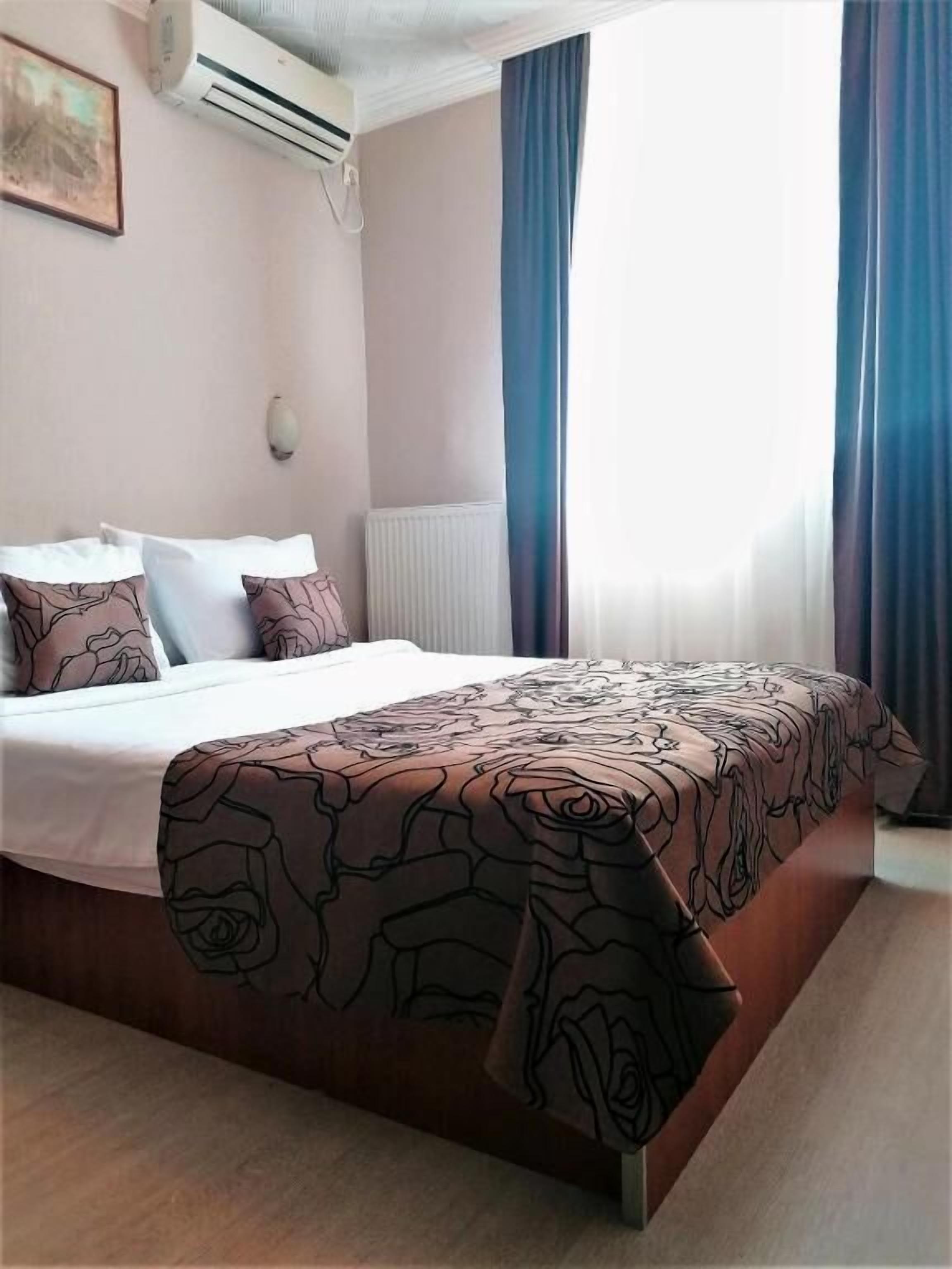 Ropa de cama hipoalergénica y minibar 