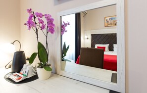 Comfort Double or Twin Room (20% off in the restaurant) | Allergikerbettwaren, Minibar, Zimmersafe, Schreibtisch